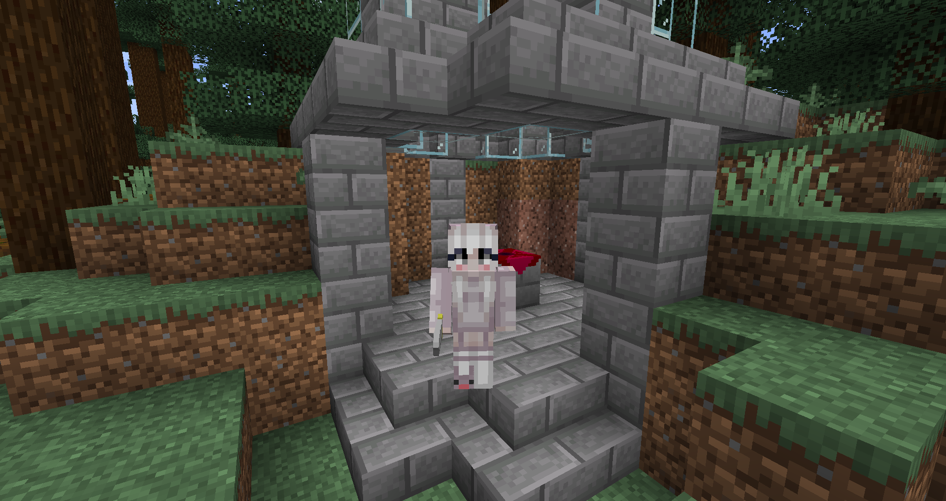 Старый памятник со специальным алтарем в центре Старый памятник со специальным алтарем в центре