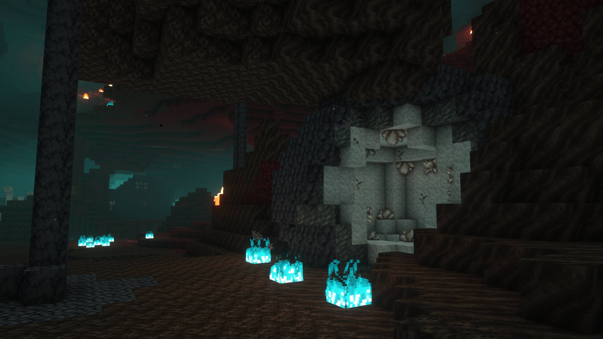 Кварцевый геод обнажён под нависом в Долине песка душ Кварцевый геод обнажён под нависом в Долине песка душ