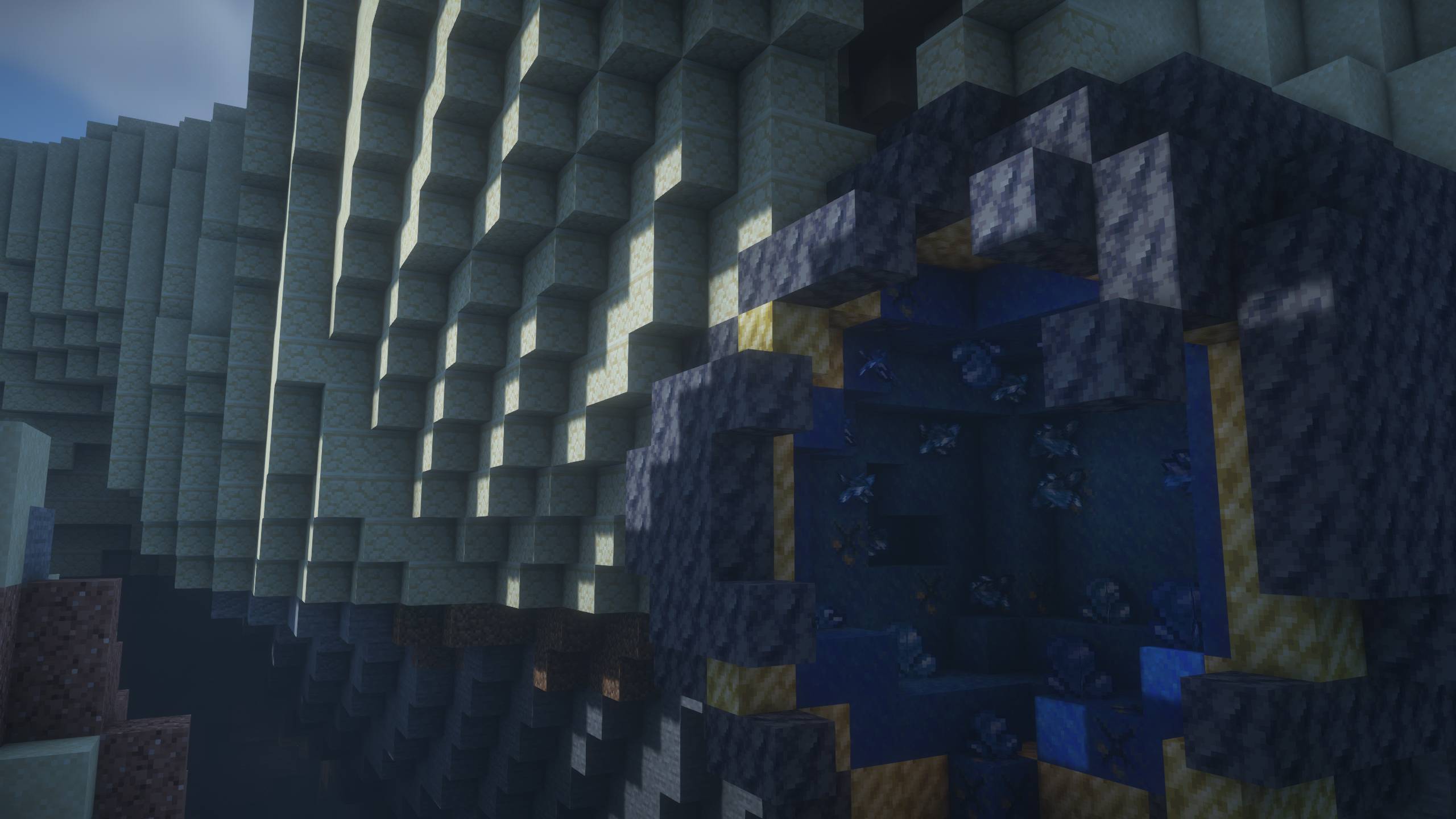 Геод из лазурита у входа в пещеру в пустыне Геод из лазурита у входа в пещеру в пустыне